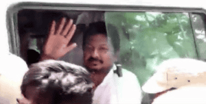 அரசன் அரசனாக இருக்க வேண்டும்! விஜய்யும் உதையும்!